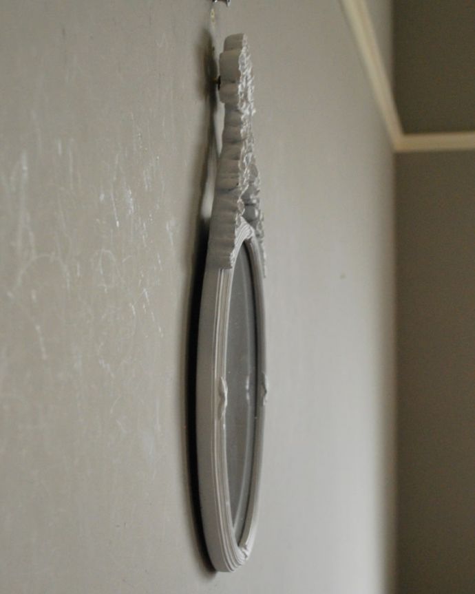 インテリア雑貨 アンティーク風オーバルタイプのウォールミラー（L・パティネ）。横から見ると･･･壁に取り付けて使って下さい。(n8-050)