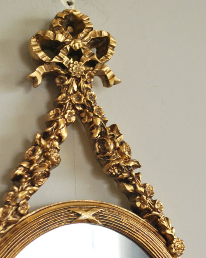 ミラー・時計　インテリア雑貨　アンティーク調のおしゃれな鏡、リボンとお花の飾りが可愛いウォールミラー(GD)　アンティーク風のおしゃれなミラーミラーの周りを縁取るフランスらしい装飾がお気に入りのミラー。(n8-086)