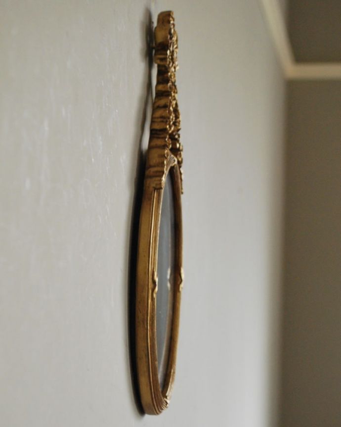 ミラー・時計　インテリア雑貨　アンティーク調のおしゃれな鏡、リボンとお花の飾りが可愛いウォールミラー(GD)　横から見ると･･･気軽に壁に取り付け出来るサイズです。(n8-086)