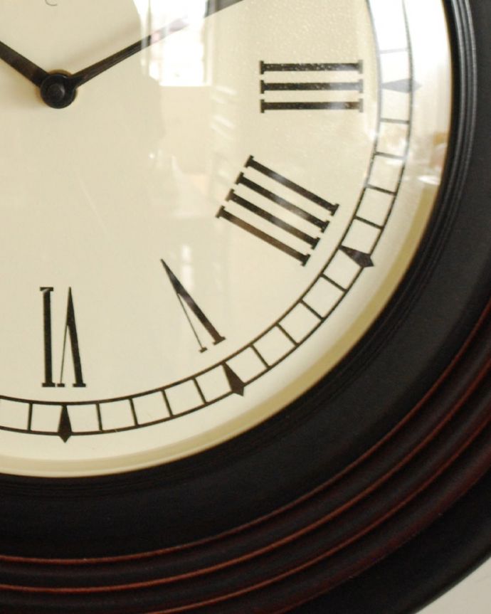 ミラー・時計　インテリア雑貨　時計　キラッと輝く高級感あふれる真鍮時計の周りがぬくもりある天然木なので、あたたかみがあって、ほっこりした雰囲気のお部屋作りにピッタリです。(n8-088)