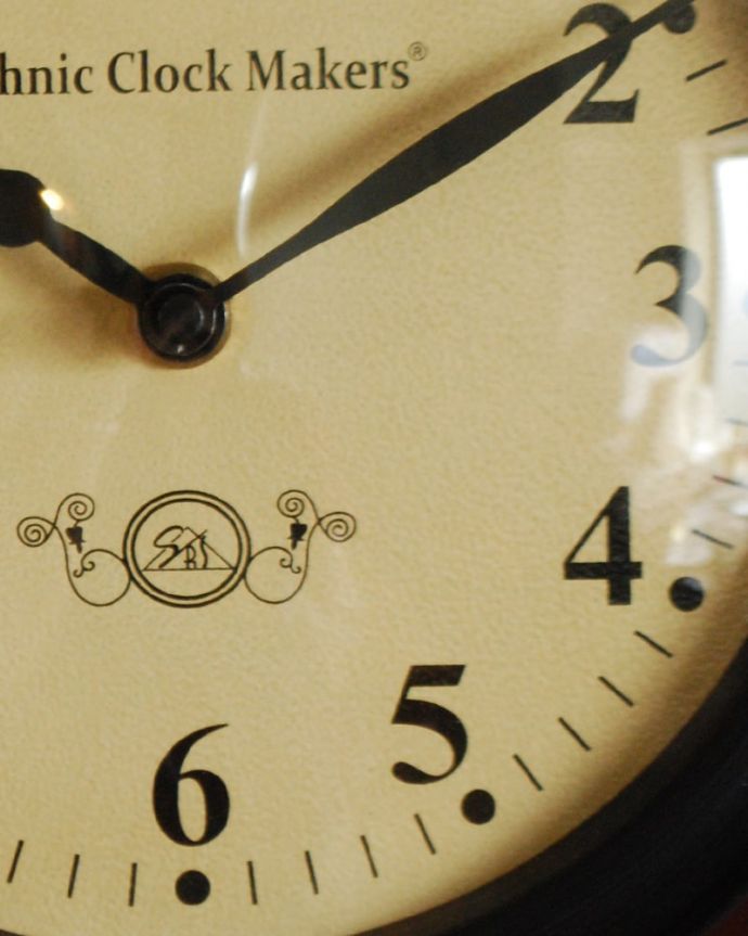 ミラー・時計　インテリア雑貨　アンティーク調のお洒落なウォールクロック（掛け時計）　時計の縁取りは･･･実用的に使うのはもちろん、見た目で楽しませてくれるデザインです。(n8-089)