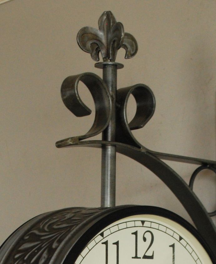 ミラー・時計　インテリア雑貨　アンティーク調の壁掛け時計、お洒落な両面時計（ユリの紋章）　アンティーク風に仕上げた時計百合の紋章のモチーフがかっこいい壁掛け時計。(n8-090)