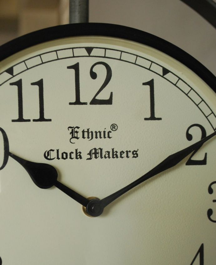 ミラー・時計　インテリア雑貨　アンティーク調の壁掛け時計、お洒落な両面時計（ユリの紋章）　見やすい文字盤ヨーロッパらしい雰囲気が漂うおしゃれなアンティーク調の壁掛け時計です。(n8-090)