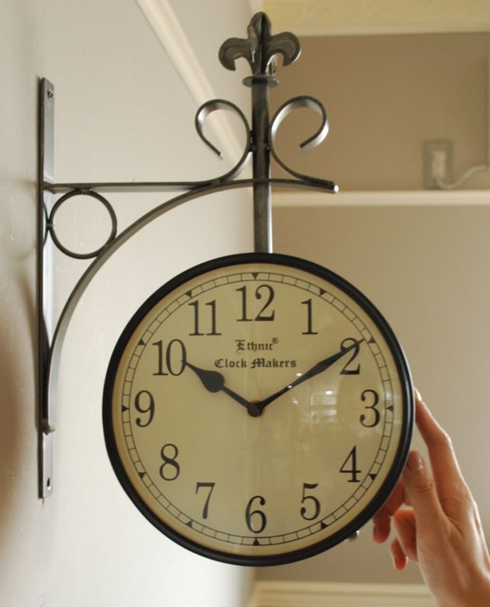 ミラー・時計　インテリア雑貨　アンティーク調の壁掛け時計、お洒落な両面時計（ユリの紋章）　大きさはコレくらい結構、大きめサイズの壁掛け時計です。(n8-090)