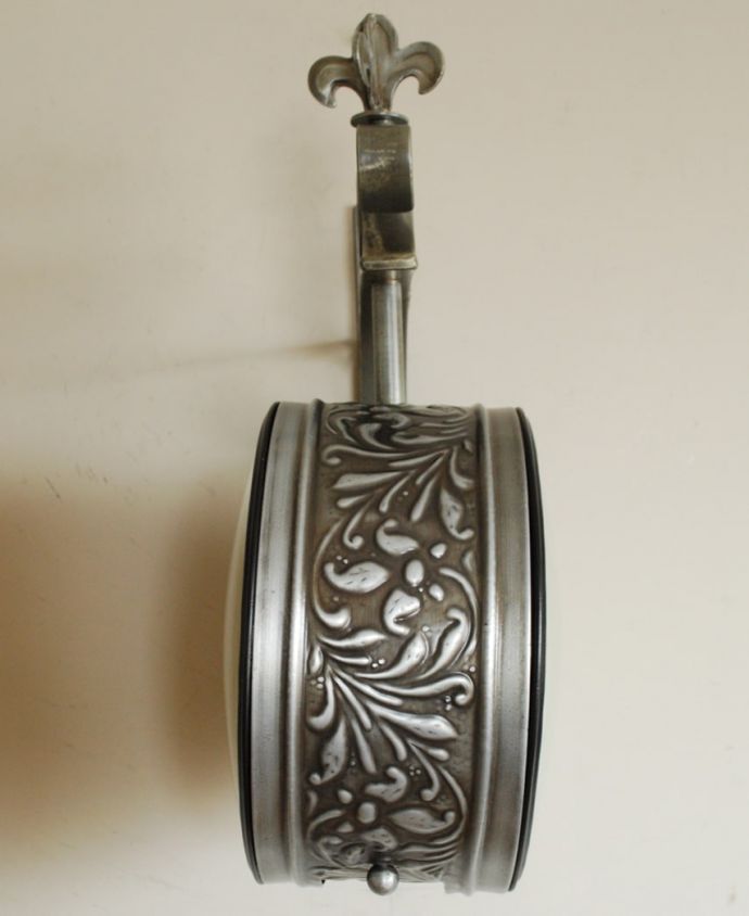 ミラー・時計　インテリア雑貨　アンティーク調の壁掛け時計、お洒落な両面時計（ユリの紋章）　(n8-090)