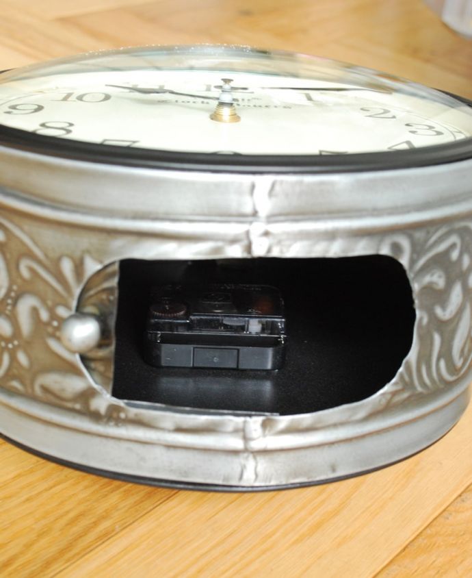 ミラー・時計　インテリア雑貨　アンティーク調の壁掛け時計、お洒落な両面時計（ユリの紋章）　中を開けると･･･単3電池×4本使用します。(n8-090)