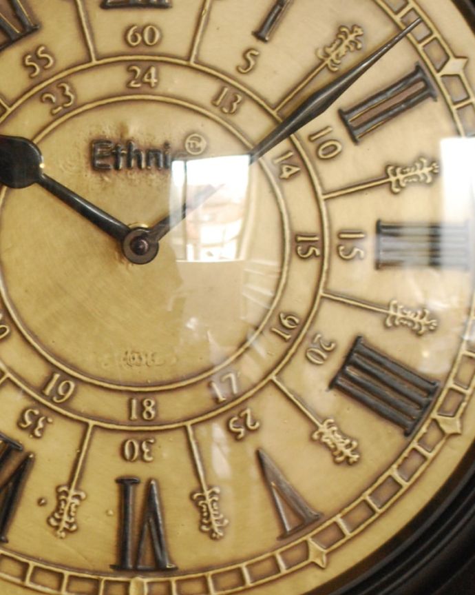 ミラー・時計　インテリア雑貨　時計　時計の縁取りは･･･実用的に使うのはもちろん、見た目で楽しませてくれるデザインです。(n8-091)