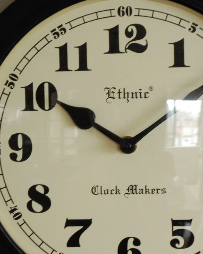 ミラー・時計　インテリア雑貨　時計　アンティーク調のおしゃれな文字盤デザインはもちろん、数字が読みやすい所もポイント。(n8-093)