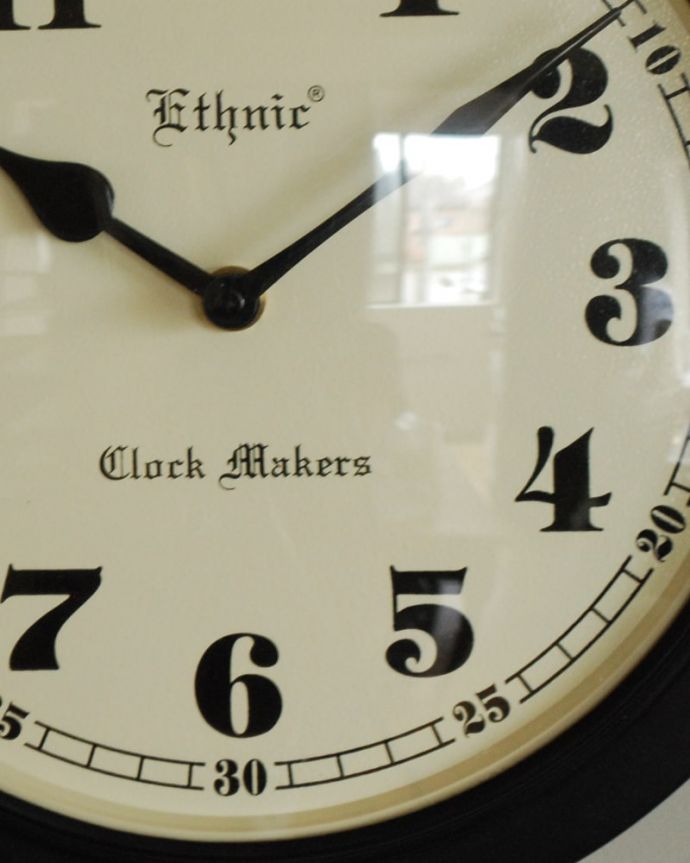 ミラー・時計　インテリア雑貨　時計　キラッと輝く高級感あふれる真鍮時計の周りがぬくもりある天然木なので、あたたかみがあって、ほっこりした雰囲気のお部屋作りにピッタリです。(n8-088)