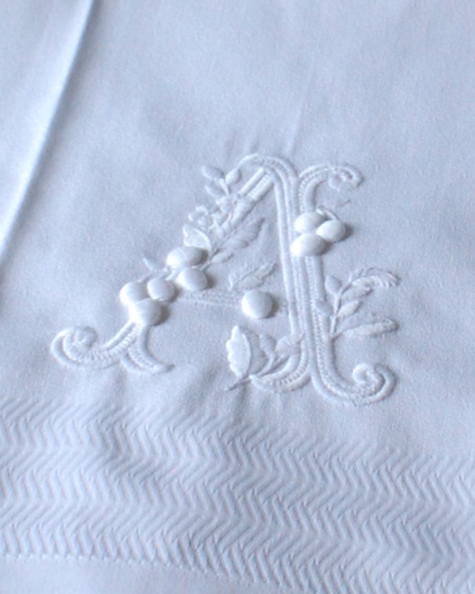 ミルクピッチャー　インテリア雑貨　フランスのホームリネンの雰囲気が楽しめるモノグラムが入ったゲストタオル「A」。上品なモノグラムのデザインジャガード織りのテキスタイルにイニシャルをオシャレに図案化されたモノグラムが上品に刺繍されています。(n9-027)