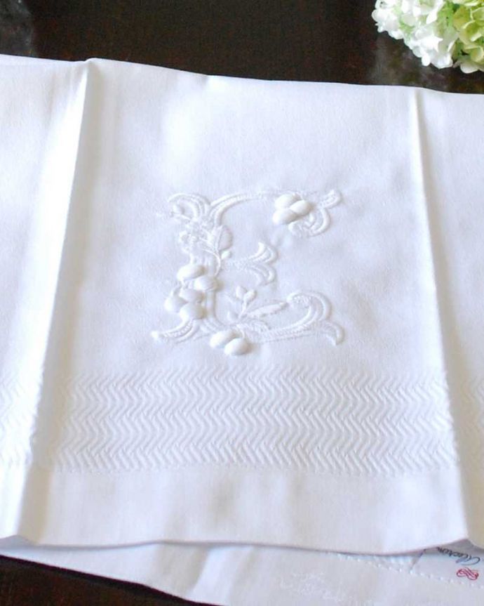ファブリック（布）雑貨　インテリア雑貨　フランスのホームリネンの雰囲気が楽しめるモノグラムが入ったゲストタオル「E」。上品なモノグラムのデザインジャガード織りのテキスタイルにイニシャルをオシャレに図案化されたモノグラムが上品に刺繍されています。(n9-028)