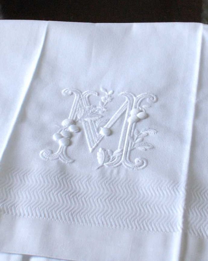 ミルクピッチャー　インテリア雑貨　フランスのホームリネンの雰囲気が楽しめるモノグラムが入ったゲストタオル「M」。上品なモノグラムのデザインジャガード織りのテキスタイルにイニシャルをオシャレに図案化されたモノグラムが上品に刺繍されています。(n9-030)