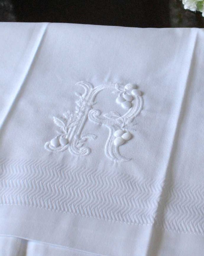 ミルクピッチャー　インテリア雑貨　フランスのホームリネンの雰囲気が楽しめるモノグラムが入ったゲストタオル「R」。上品なモノグラムのデザインジャガード織りのテキスタイルにイニシャルをオシャレに図案化されたモノグラムが上品に刺繍されています。(n9-031)