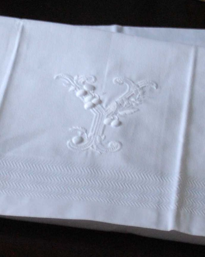 ファブリック（布）雑貨　インテリア雑貨　フランスのホームリネンの雰囲気が楽しめるモノグラムが入ったバスタオル「Y」。上品なモノグラムのデザインジャガード織りのテキスタイルにイニシャルをオシャレに図案化されたモノグラムが上品に刺繍されています。(n9-038)