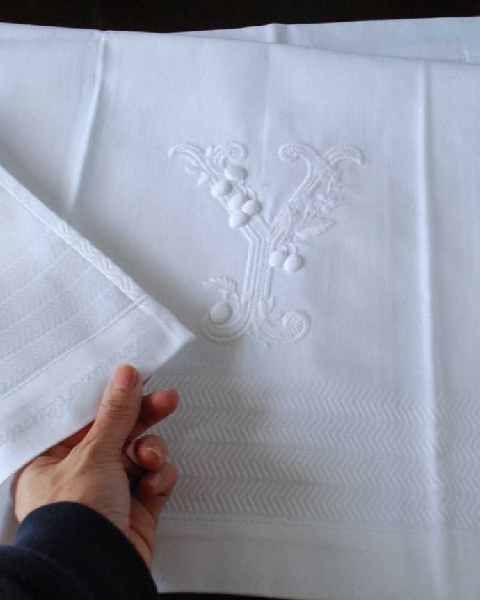 ファブリック（布）雑貨　インテリア雑貨　フランスのホームリネンの雰囲気が楽しめるモノグラムが入ったバスタオル「Y」。伝統的なホームリネン昔ながらの作り方で織られた厚みのあるテキスタイルです。(n9-038)