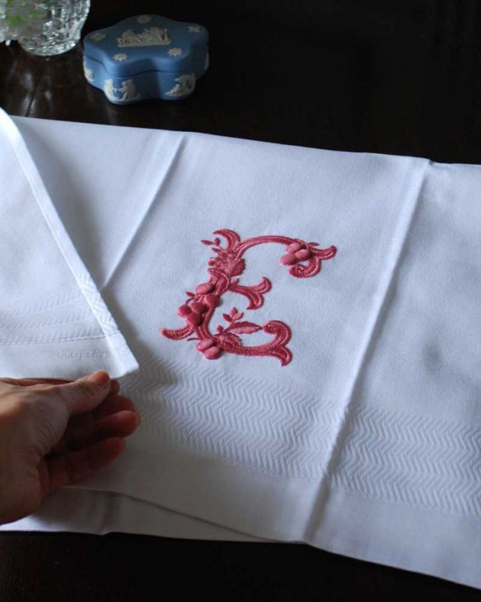 ファブリック（布）雑貨　インテリア雑貨　フランスのホームリネンの雰囲気が楽しめるモノグラムが入ったゲストタオル「E」Red。伝統的なホームリネン昔ながらの作り方で織られた厚みのあるテキスタイルです。(n9-040)