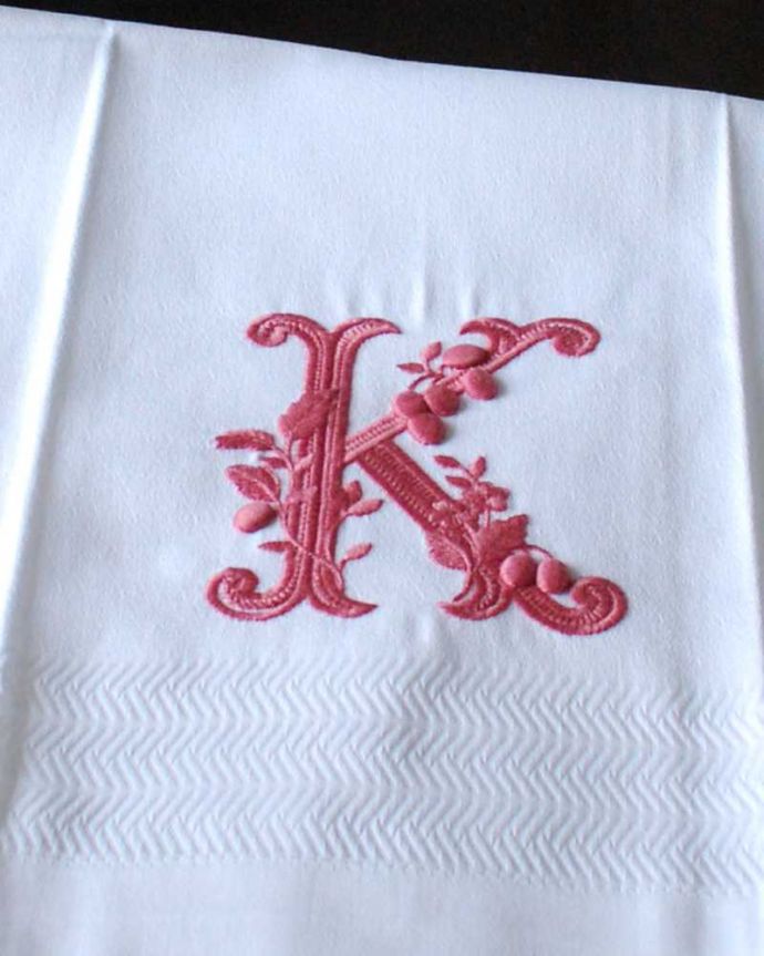 ファブリック（布）雑貨　インテリア雑貨　フランスのホームリネンの雰囲気が楽しめるモノグラムが入ったゲストタオル「K」Red。上品なモノグラムのデザインジャガード織りのテキスタイルにイニシャルをオシャレに図案化されたモノグラムが上品に刺繍されています。(n9-041)
