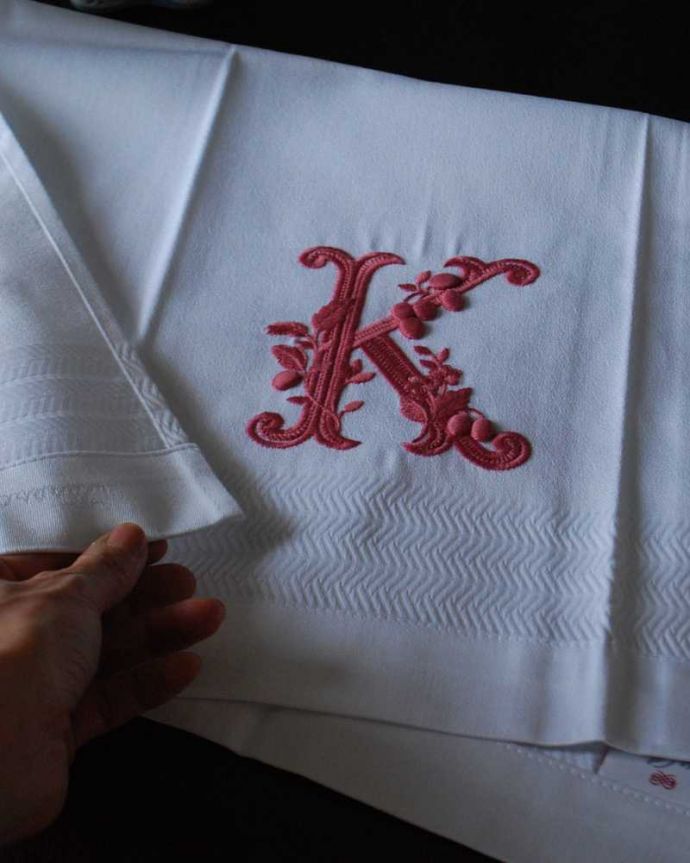 ファブリック（布）雑貨　インテリア雑貨　フランスのホームリネンの雰囲気が楽しめるモノグラムが入ったゲストタオル「K」Red。伝統的なホームリネン昔ながらの作り方で織られた厚みのあるテキスタイルです。(n9-041)