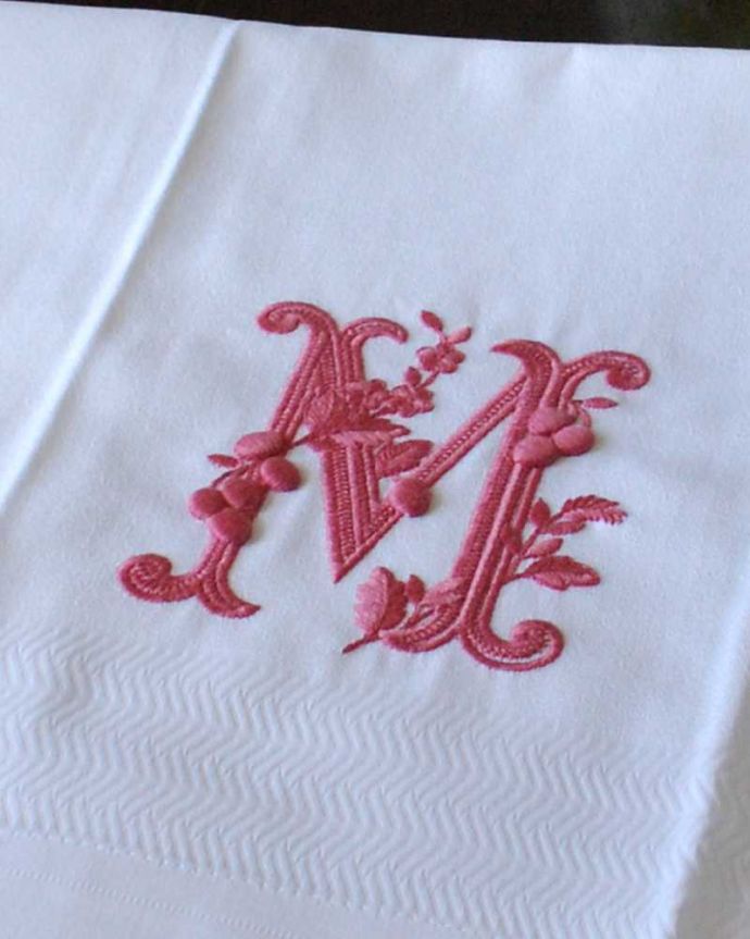 ファブリック（布）雑貨　インテリア雑貨　フランスのホームリネンの雰囲気が楽しめるモノグラムが入ったゲストタオル「M」Red。上品なモノグラムのデザインジャガード織りのテキスタイルにイニシャルをオシャレに図案化されたモノグラムが上品に刺繍されています。(n9-042)