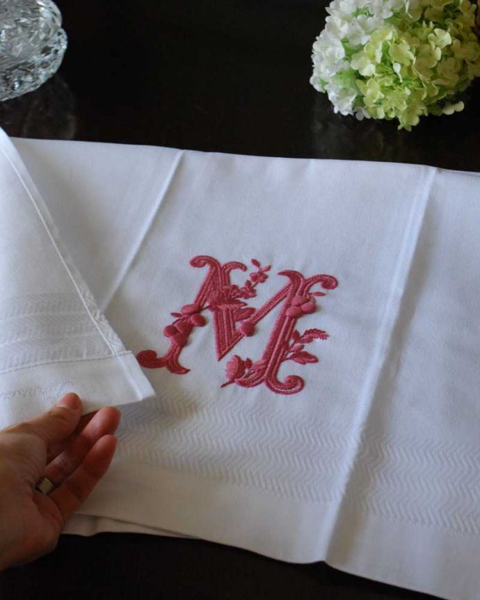 ファブリック（布）雑貨　インテリア雑貨　フランスのホームリネンの雰囲気が楽しめるモノグラムが入ったゲストタオル「M」Red。伝統的なホームリネン昔ながらの作り方で織られた厚みのあるテキスタイルです。(n9-042)