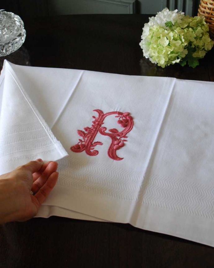ファブリック（布）雑貨　インテリア雑貨　フランスのホームリネンの雰囲気が楽しめるモノグラムが入ったゲストタオル「R」Red。伝統的なホームリネン昔ながらの作り方で織られた厚みのあるテキスタイルです。(n9-043)