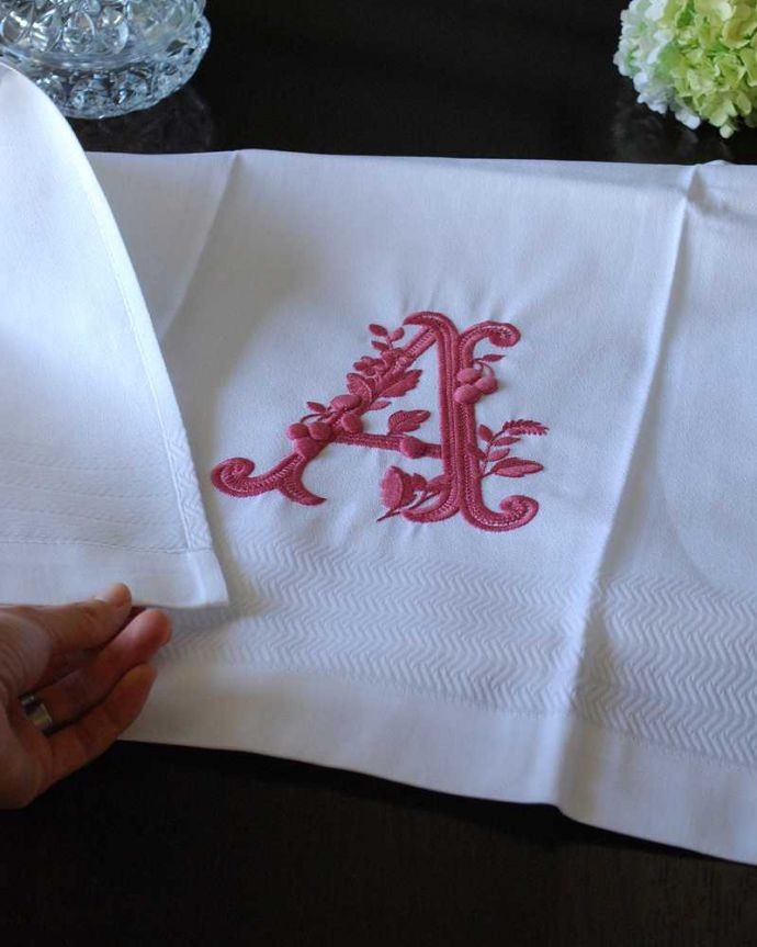 ファブリック（布）雑貨　インテリア雑貨　フランスのホームリネンの雰囲気が楽しめるモノグラムが入ったバスタオル「A」Red。伝統的なホームリネン昔ながらの作り方で織られた厚みのあるテキスタイルです。(n9-045)