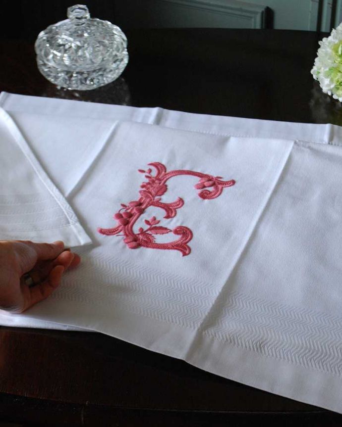 ファブリック（布）雑貨　インテリア雑貨　フランスのホームリネンの雰囲気が楽しめるモノグラムが入ったバスタオル「E」Red。伝統的なホームリネン昔ながらの作り方で織られた厚みのあるテキスタイルです。(n9-046)
