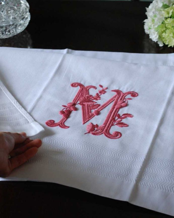 ファブリック（布）雑貨　インテリア雑貨　フランスのホームリネンの雰囲気が楽しめるモノグラムが入ったバスタオル「M」Red。伝統的なホームリネン昔ながらの作り方で織られた厚みのあるテキスタイルです。(n9-048)