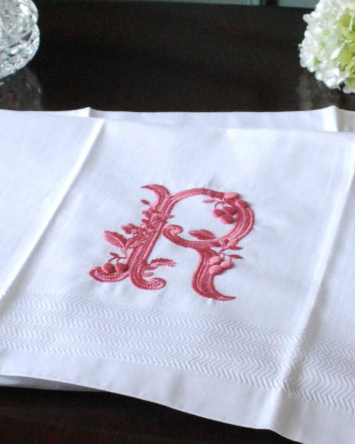 ファブリック（布）雑貨　インテリア雑貨　フランスのホームリネンの雰囲気が楽しめるモノグラムが入ったバスタオル「R」Red。上品なモノグラムのデザインジャガード織りのテキスタイルにイニシャルをオシャレに図案化されたモノグラムが上品に刺繍されています。(n9-049)