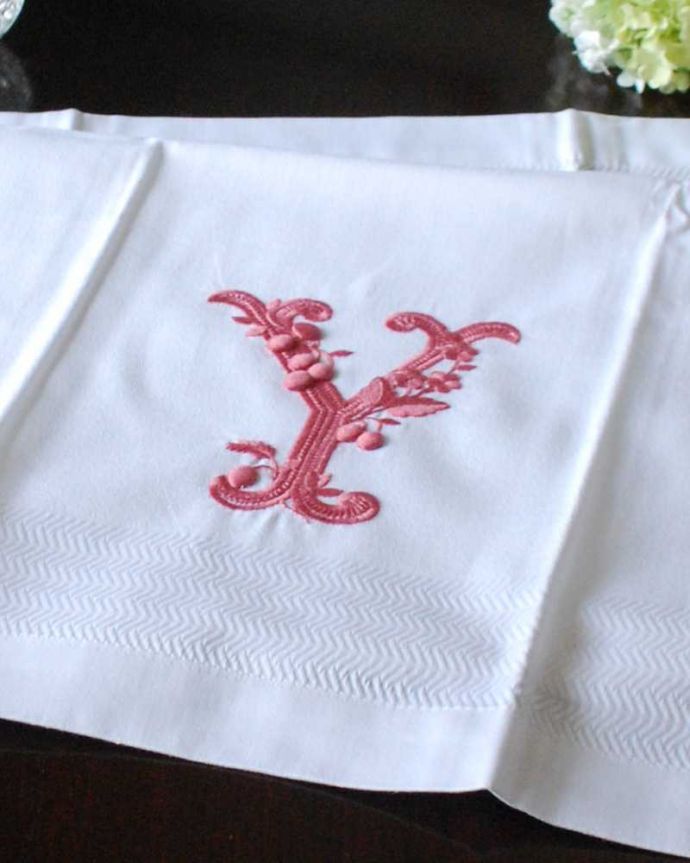 ファブリック（布）雑貨　インテリア雑貨　フランスのホームリネンの雰囲気が楽しめるモノグラムが入ったバスタオル「Y」Red。上品なモノグラムのデザインジャガード織りのテキスタイルにイニシャルをオシャレに図案化されたモノグラムが上品に刺繍されています。(n9-050)