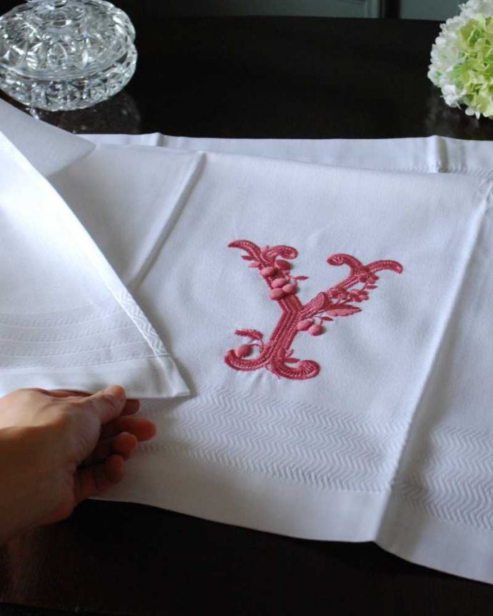ファブリック（布）雑貨　インテリア雑貨　フランスのホームリネンの雰囲気が楽しめるモノグラムが入ったバスタオル「Y」Red。伝統的なホームリネン昔ながらの作り方で織られた厚みのあるテキスタイルです。(n9-050)