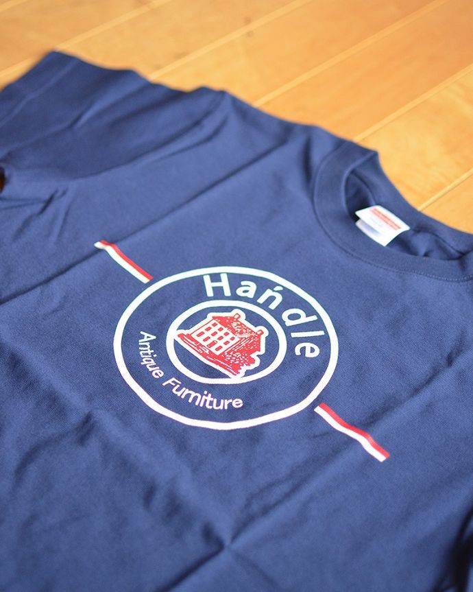 「Handle」のオリジナルロゴ入りのTシャツ