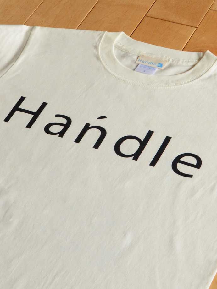 「Handle」のオリジナルロゴ入りTシャツ