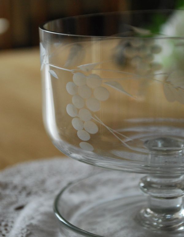 アンティーク 雑貨のガラス小物　アンティーク雑貨　葡萄のカッティング、アンティークの食器（デザートグラス）　プレスドグラス。デザート用に作られた美しいガラスの器食卓で使われたガラスはどれも美しいですが、特にめずらしいデザート用。(pg-1469)