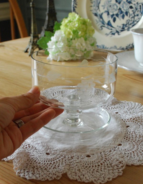 アンティーク 雑貨のガラス小物　アンティーク雑貨　葡萄のカッティング、アンティークの食器（デザートグラス）　プレスドグラス。どれも個性的で美しい形が個性的なデザート用のグラス。(pg-1469)