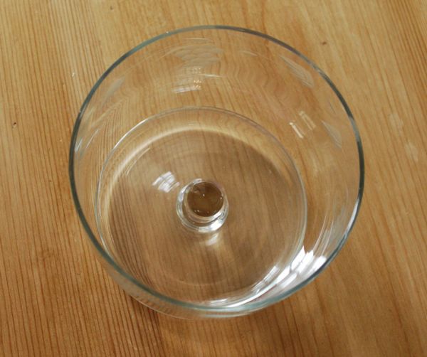 アンティーク 雑貨のガラス小物　アンティーク雑貨　葡萄のカッティング、アンティークの食器（デザートグラス）　プレスドグラス。上から見るとこんな形アンティークなので多少のキズやカケがある場合はありますが、使用上問題はありませんのでご了承下さい。(pg-1469)
