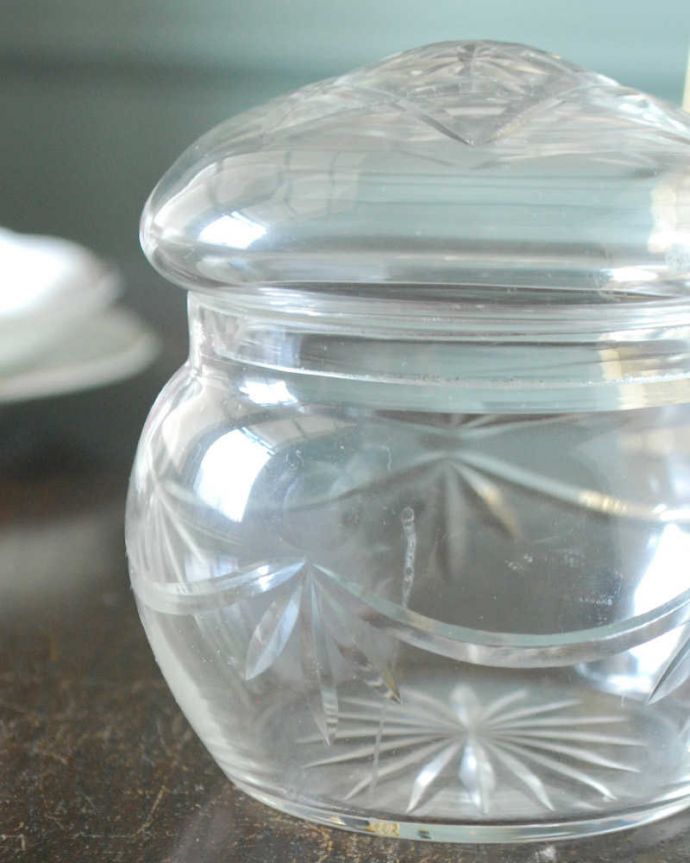 アンティーク 雑貨のガラス小物　アンティーク雑貨　アンティークプレスドグラスのパフボール、英国のガラスキャニスター。女性のために作られたパフボール入れもともとは女性がお化粧するためのコットンやパフを収納するために作られた器。(pg-2274)