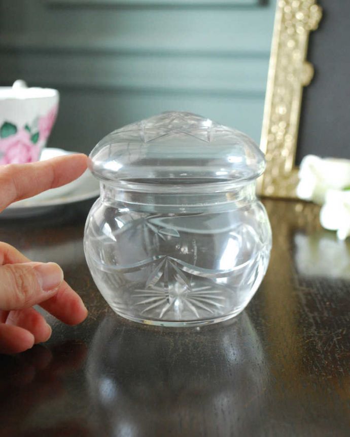 アンティーク 雑貨のガラス小物　アンティーク雑貨　アンティークプレスドグラスのパフボール、英国のガラスキャニスター。ふたを開ける度にワクワク中にお菓子や文具などいろんなものを入れて使ってみて下さい。(pg-2274)