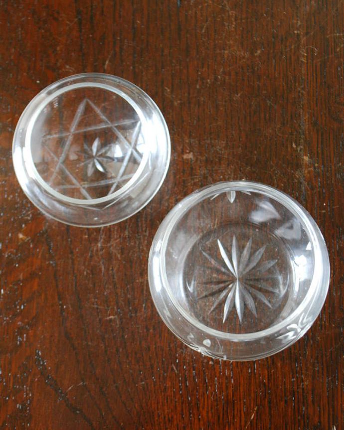 アンティーク 雑貨のガラス小物　アンティーク雑貨　アンティークプレスドグラスのパフボール、英国のガラスキャニスター。上から見るとこんな感じアンティークなので多少のキズや欠けがある場合がありますが、使用上問題はありませんのでご了承下さい。(pg-2274)