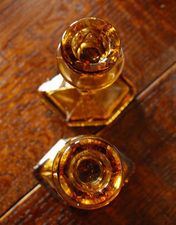 アンティーク 雑貨のガラス小物　アンティーク雑貨　英国アンティーク・アンバー色のキレイなキャンドルスタンド　プレスドグラス。上からみるとこんな感じです。(pg-2601)