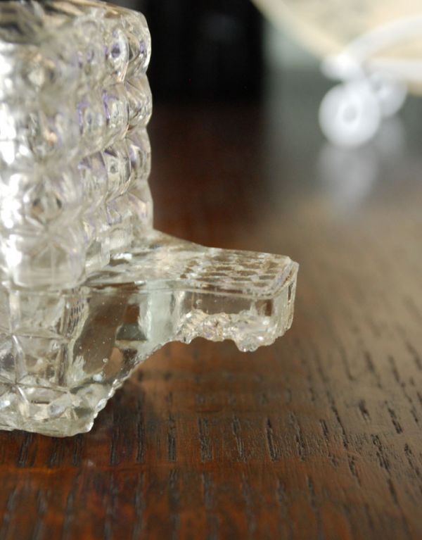 アンティーク 雑貨のガラス小物　アンティーク雑貨　ガラス製調味料セット、アンティークプレスドグラス　。ガラスのトレーには持ち手が付いています。(pg-2608)