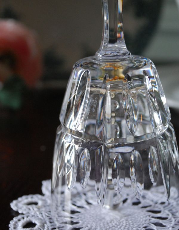アンティーク 雑貨のガラス小物　アンティーク雑貨　きらきら輝くガラスのディナーベル　アンティークプレスドグラス。装飾も美しいガラスで出来たベル使用人を呼ぶために日常的に使われていたベル。(pg-2615)