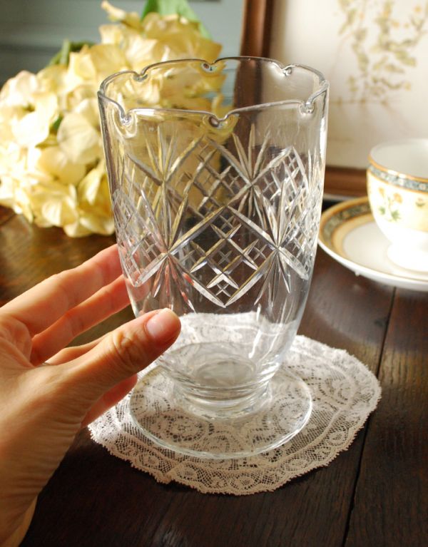 アンティーク 雑貨のガラス小物　アンティーク雑貨　輝く脚付きのフラワーベース（花器）プレスドグラス。キラキラ輝く美しさ置いておくだけでも絵になるデザイン。(pg-2666)