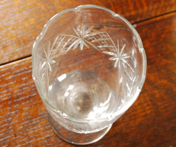 アンティーク 雑貨のガラス小物　アンティーク雑貨　輝く脚付きのフラワーベース（花器）プレスドグラス。上から見て中をチェックアンティークなので多少の欠けやキズがある場合がありますが、使用上問題ありませんのでご了承下さい。(pg-2666)