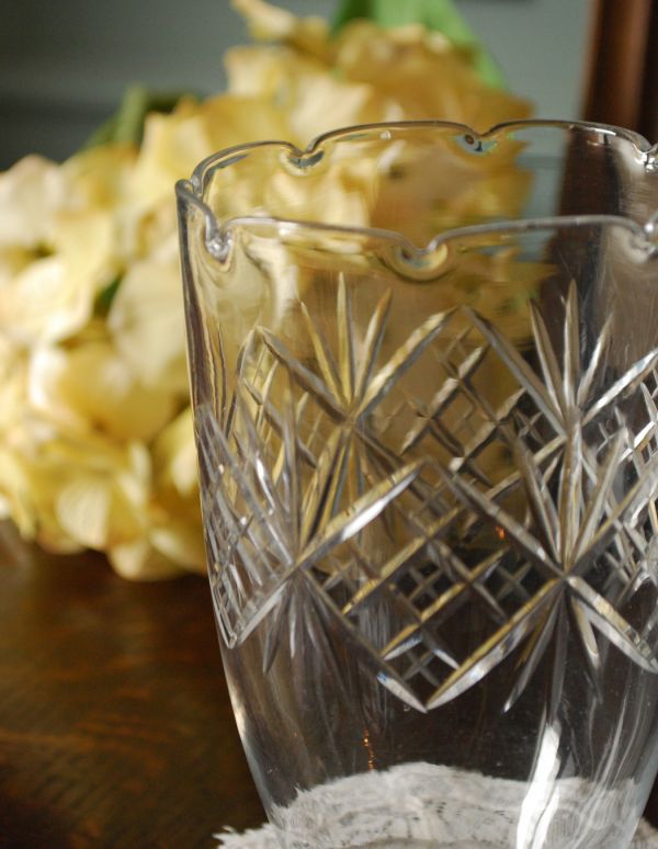 アンティーク 雑貨のガラス小物　アンティーク雑貨　輝く脚付きのフラワーベース（花器）プレスドグラス。普段の生活にパッと華を添えてくれるアンティーク気軽に使えるアンティークのプレスドグラスの中で、もっとも英国らしいアイテムの花器。(pg-2666)