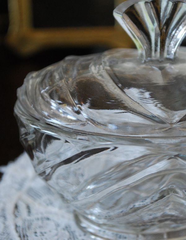 アンティーク 雑貨のガラス小物　アンティーク雑貨　オーバルタイプのフタ付きアンティークガラスケース、プレスドグラス。柔らかいカッティングが上品なデザインです。(pg-3548)