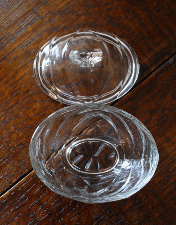 アンティーク 雑貨のガラス小物　アンティーク雑貨　オーバルタイプのフタ付きアンティークガラスケース、プレスドグラス。上から見るとこんな感じです。(pg-3548)