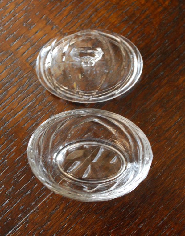 アンティーク 雑貨のガラス小物　アンティーク雑貨　オーバルタイプのフタ付きアンティークガラスケース、プレスドグラス。上から見るとこんな感じアンティークなので多少のキズや欠けがある場合がありますが、使用上問題はありませんのでご了承下さい。(pg-5578)