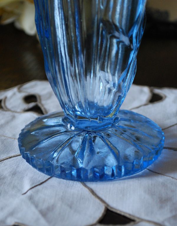 ヒヤシンスブルーが美しいフラワーベース 花瓶 アンティークプレスドグラス Pg 2735 アンティーク雑貨