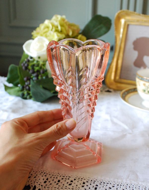 可愛いサーモンピンクのアンティーク プレスドグラス（花瓶）